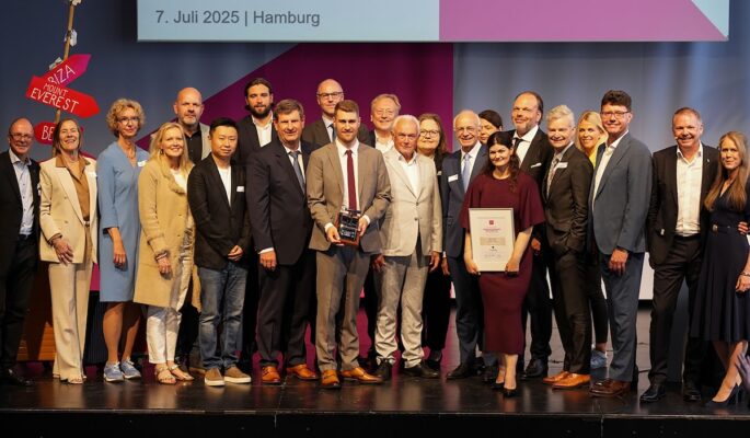 Oliver Gruber, Alfred Gruber, Jan-Oliver Nannen, Jan Hogenkamp und Doris Maßmann von Travelite zusammen mit weiteren Gästen, Veranstalter und Jury bei der Preisverleihung in Hamburg. (Foto: Stefanie Kapra, Die Familienunternehmer)