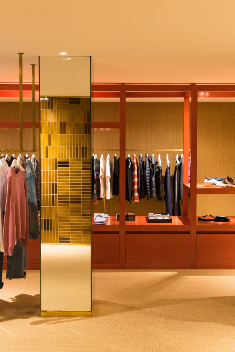 Schlichte Modernität prägt Sortiment und Storedesign. Wie in einem privaten Ankleidezimmer. (Foto: Bungalow)