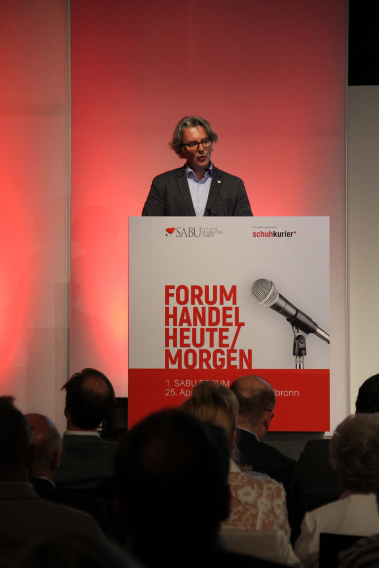 Stephan Krug eröffnet 2018 das Forum Handel
Heute/Morgen. Während
der Corona-Pandemie wechselte das Forum ins digitale Format und etablierte sich in dieser Form. (Foto: SABU) 