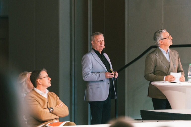 Bernd Schneider und Stephan Krug während der Modenschau der SABU-Messe (Foto: SABU)