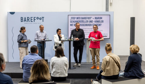Die Teilnehmenden der Talkrunde mit dem Titel Step into Barefoot (von links nach rechts): Petra Steinke (schuhkurier), Marc Schreiber (Schuhhaus Schreiber), Sylvia Klemens (Josef Seibel), Ralf Grossmann (Gerli), Christopher Mastalerz (schuhkurier) (Foto: Messe Offenbach)