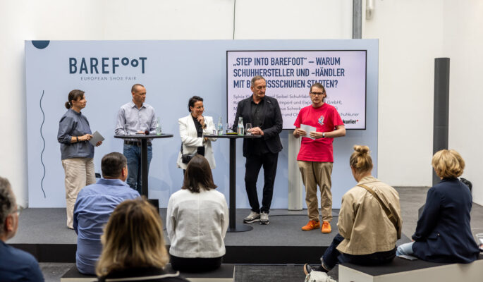 Die Teilnehmenden der Talkrunde mit dem Titel Step into Barefoot (von links nach rechts): Petra Steinke (schuhkurier), Marc Schreiber (Schuhhaus Schreiber), Sylvia Klemens (Josef Seibel), Ralf Grossmann (Gerli), Christopher Mastalerz (schuhkurier) (Foto: Messe Offenbach)