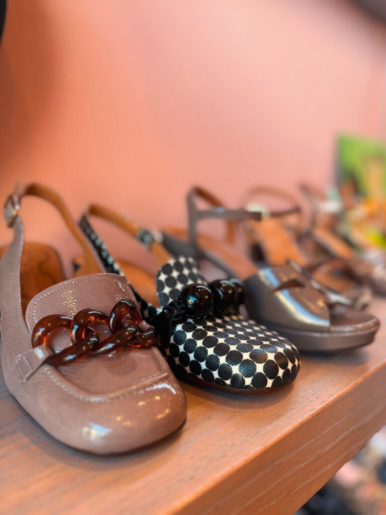 Jeder Schuh ist ein Hingucker (Foto: Milla)