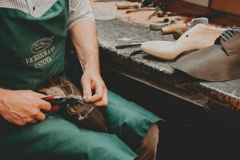 Das Handwerk des Maßschuhmachers erfordert viel Präzision – und eine ruhige Hand. (Foto: Redaktion) 