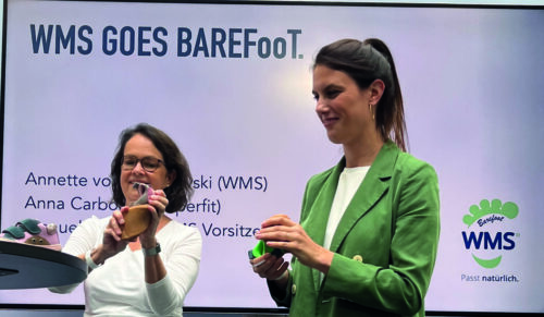 Annette von Czarnowski (WMS) und Anna Carbonari (Superfit) demonstrieren die dreidimensionale Flexibilität von Barfußschuhen. (Foto: Redaktion)