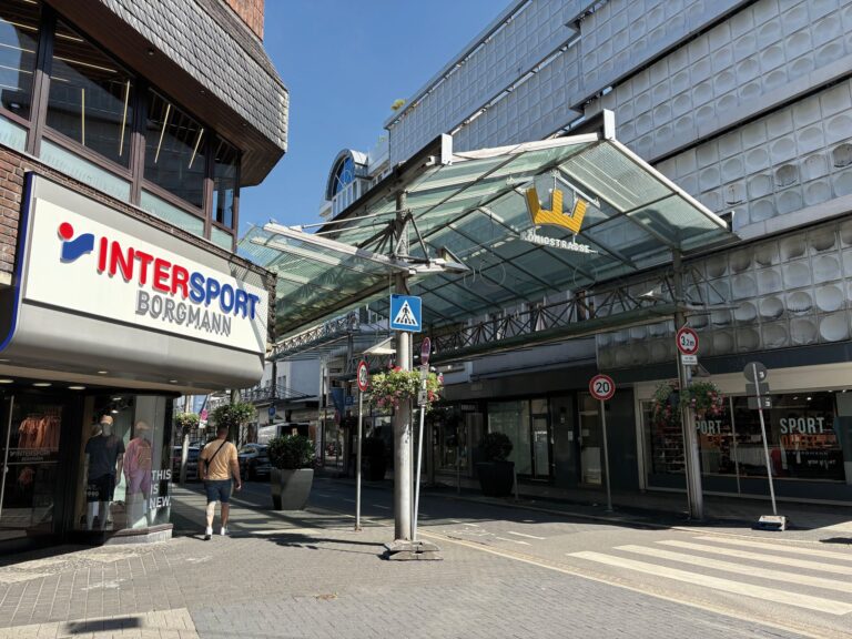 Die Krefelder Prachtmeile ist komplett überdacht. Die Geschäfte in der Königstraße sind überwiegend inhabergeführt. (Foto: Redaktion)