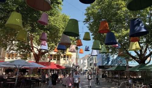 Der Neumarkt als zentraler Platz in Krefeld ist ein beliebter Anziehungspunkt. (Foto: Redaktion)