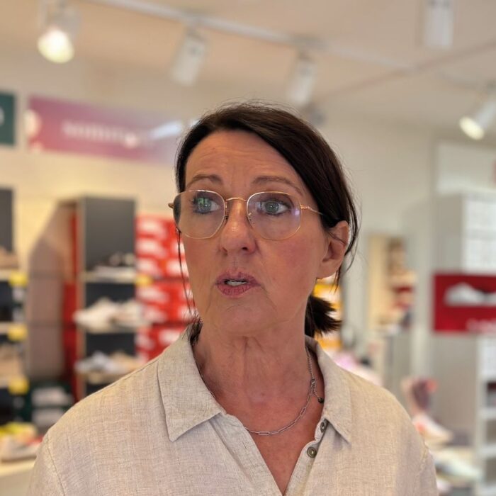 Marion Hoormann bedient im Schuhhaus Köhler viele Stammkunden. (Foto: Redaktion)