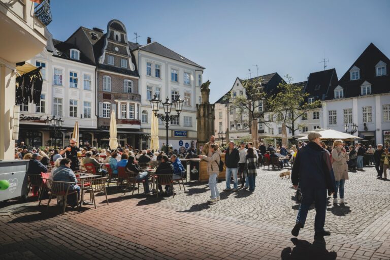 Ein sonniger Einkaufstag in Moers (Foto: Bettina Engel-Albustin/Moers Marketing)