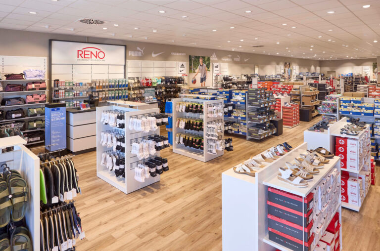 Viel Raum für Schuhe: Reno-Filiale in Kassel (Foto: Kienast)