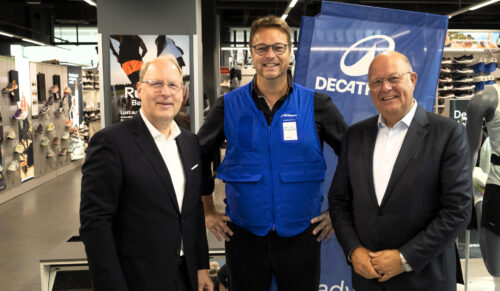 Von links: Stefan Genth (HDE-Geschäftsführer), Arnaud Sauret (Geschäftsführer Decathlon Deutschland), Dr. Alexander von Preen (HDE-Präsident) (Foto: Decathlon Deutschland) 