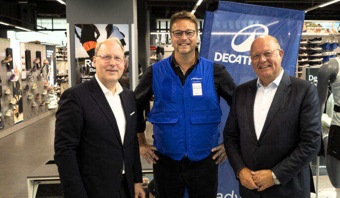 Von links: Stefan Genth (HDE-Geschäftsführer), Arnaud Sauret (Geschäftsführer Decathlon Deutschland), Dr. Alexander von Preen (HDE-Präsident) (Foto: Decathlon Deutschland) 
