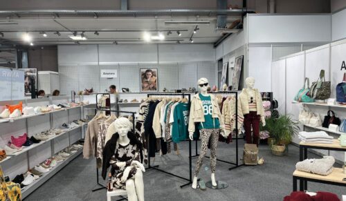Auf der ANWR Messe im vergangenen Jahr wurde mit dem Retail Pop-up-Store gezeigt, wie Textilien im Schuhhandel integriert werden können. (Foto: Redaktion)