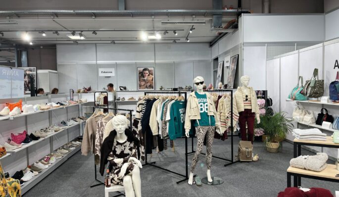 Auf der ANWR Messe im vergangenen Jahr wurde mit dem Retail Pop-up-Store gezeigt, wie Textilien im Schuhhandel integriert werden können. (Foto: Redaktion)