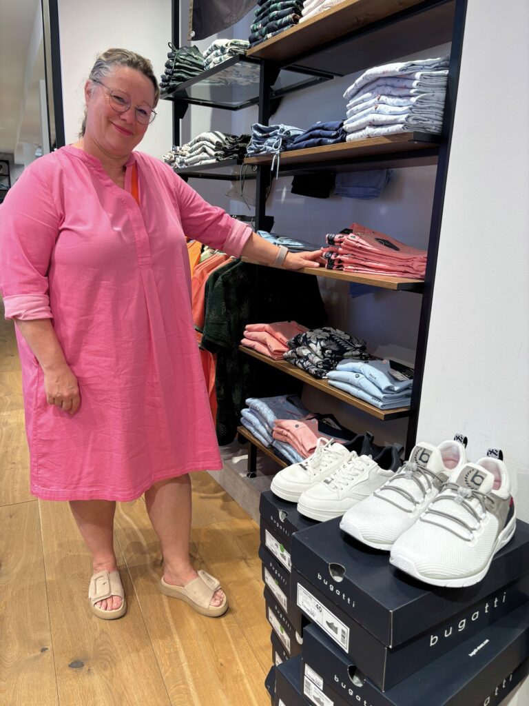 Heidrun van Afferden arbeitet seit 18 Jahren im Modehaus Kaenders. (Foto: Redaktion)