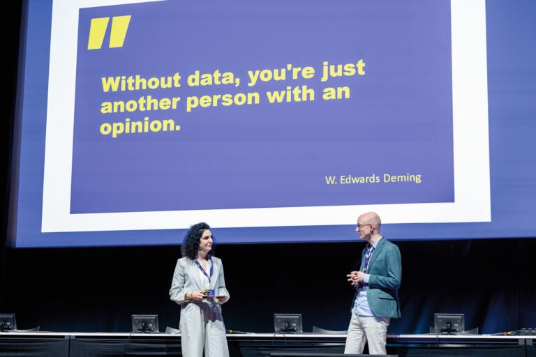 Martina Novotny beim Retail Beats-Event 2025 in Maastricht: „Es geht um die Frage der Datenqualität und darum, was man am Ende damit macht.“ (Foto: ANWR Group)