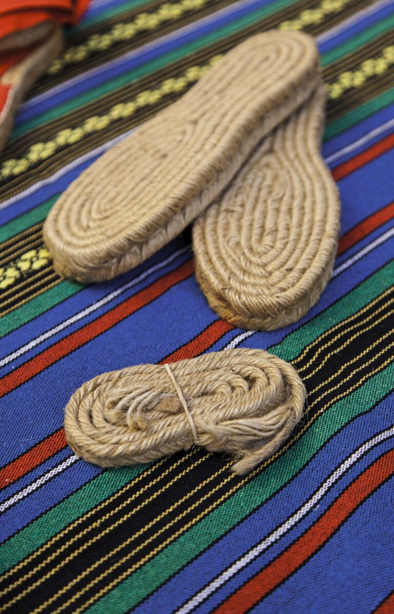 Handgefertigte Esparto-Sohlen (Foto: Adobe Stock)