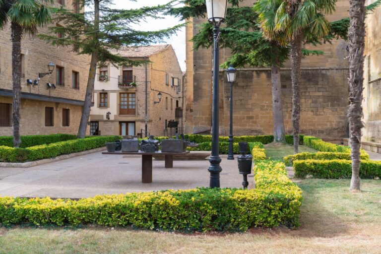 In der baskischen Stadt Laguardia wurden Schuhe und Handtaschen mit Skulpturen in der Altstadt verewigt. (Foto: Adobe Stock)