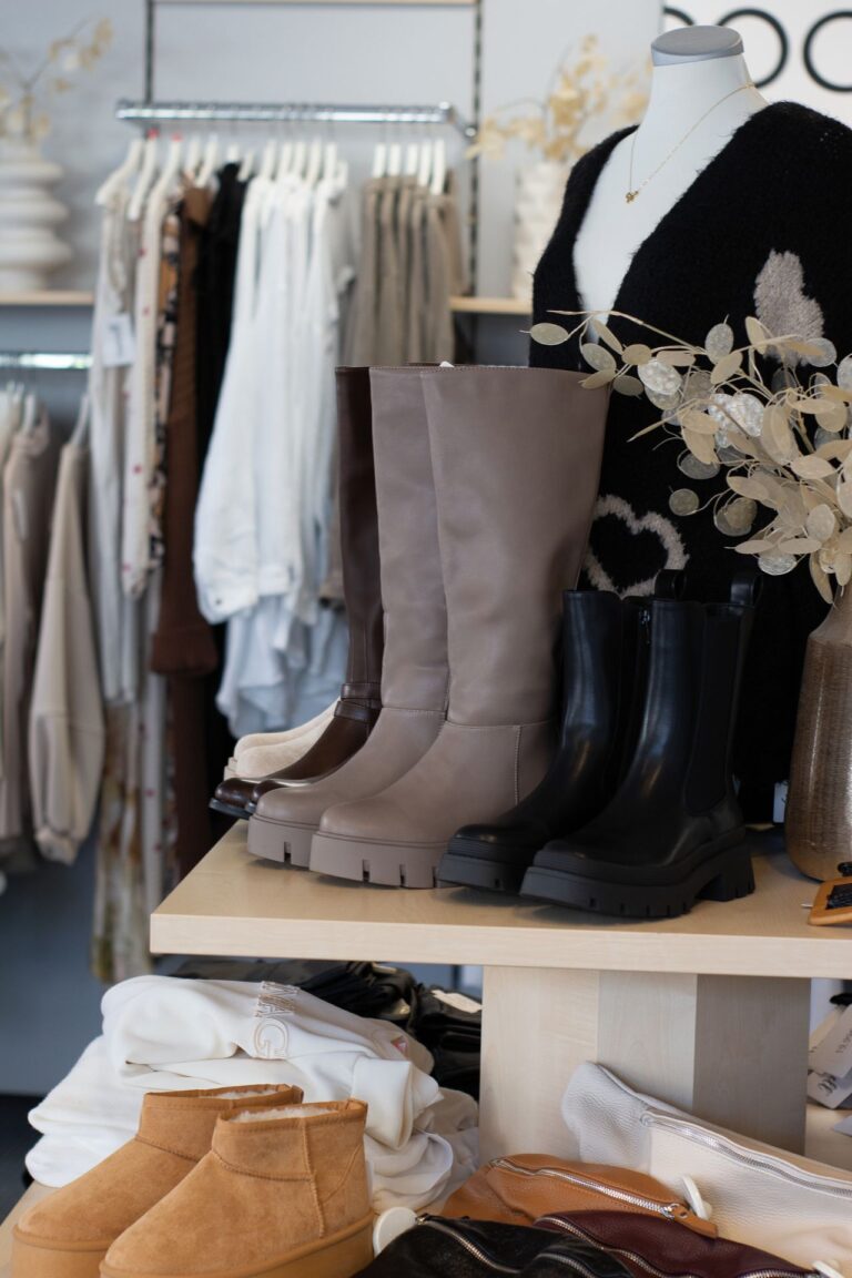 Schuhe runden das Angebot bei Mamell ab. Wer mag, kann sich ein komplettes Outfit zusammenstellen. (Foto: Mamell)
