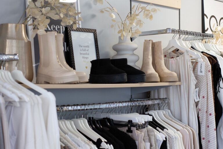 Verständliche, gut kombinierbare Mode und Accessoires bilden das Angebot von Mamell in Jülich. (Foto: Mamell)
