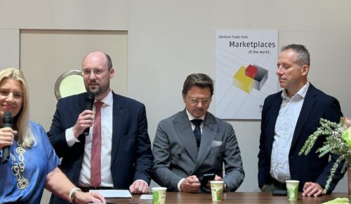(v.l.n.r.) Torben Schütz, stv. Hauptgeschäftsführer des HDS/L, Giorgio Possagno, Direktor des Assocalzaturifici, Paolo Borghini, Direktor der Micam (Foto: Redaktion)
