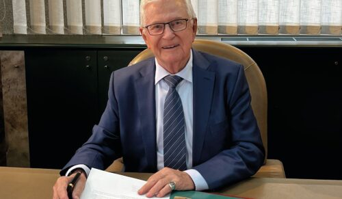 Martin Michaeli, Gründer von Mephisto, empfängt schuhkurier in seinem Büro. (Foto: Mephisto)