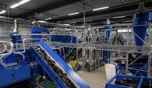 Ziel des Schuh-Recycling ist es, Materialien wie Schaumstoffe, Gummi und Textilien aus nicht mehr tragbaren Schuhen sortenrein zu trennen und in industrielle Sekundärrohstoffe zu überführen. (Foto: Intersport)