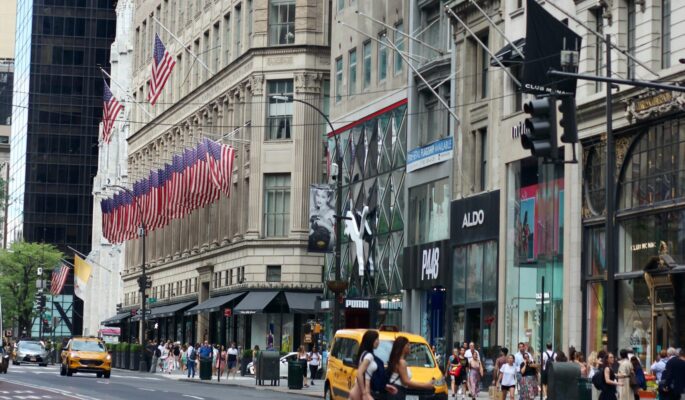 Shopping in den USA wird teurer. Auch bei Schuhen. (Foto: Lo Lindo/Unsplash)