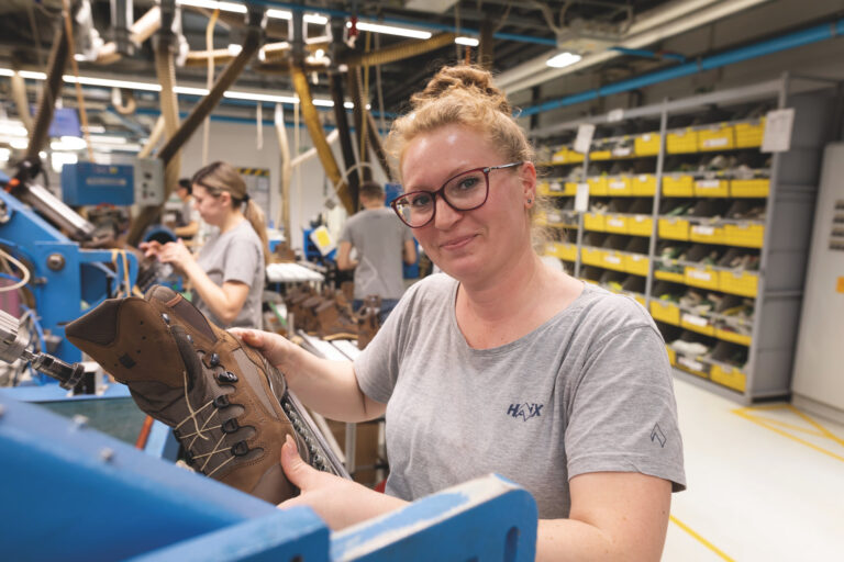 Ein Blick in die Schuhfertigung in Kroatien. Weitere Produktionsstätten befinden sich in Serbien und Nordmazedonien. (Foto: Haix)