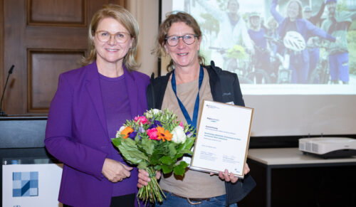 Sabine Porschmann, Parlamentarische Staatssekretärin bei der Bundesministerin für Wohnen, Stadtentwicklung und Bauwesen, übereicht Kerstin Mommsen, Vaude Unternehmenskommunikation, den Bundespreis.
(Foto: BBR/BBSR/bundesfoto/BA)