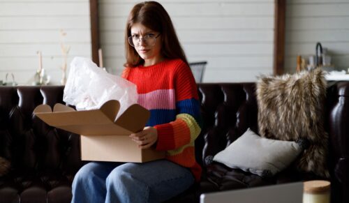 Auch wenn der Artikel nicht den Erwartungen entspricht, kann der Händler mit einer positiven Retourenerfahrung zur Kundenbindung beitragen. Parcellab hat vor dem Weihnachtsgeschäft die wichtigsten KPIs zur Messung dieser zusammengestellt. (Foto: Adobe Stock)