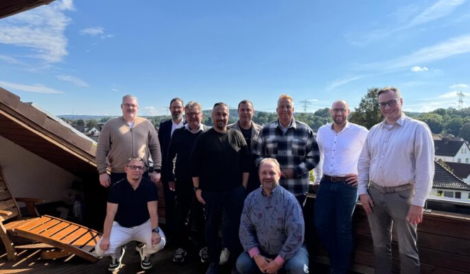 Die BTE-Arbeitsgruppe „Datenaustausch in der Schuhbranche“: Im Bild v. l. hintere Reihe: Michael Geimer (Etos), Dr. Matthias Will (Horn-Company), Thomas Rosemann (Etos), Uwe Elst (SABU), Patrick Abend (Wortmann), Sönke Padberg (BTE), Thorsten Fritsch (ECC), Patrick Weigang (Wortmann) Im Bild v. l. vordere Reihe: Ronny Heinemann, Roman Degenhardt (beide Der Schuhladen) Es fehlt: Marcus Höhne (Schuhhaus Hittcher)