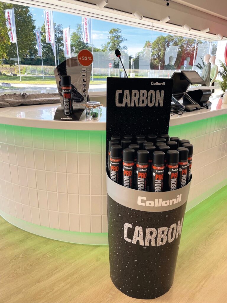 Carbon-Spray benötigt? Bei Bödeker wird das Produkt prominent präsentiert. (Foto: Collonil)