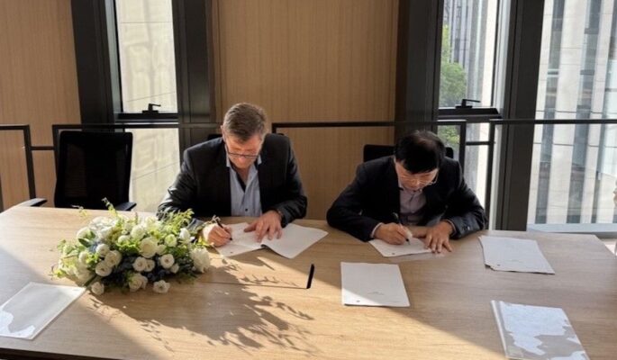 Alfred Gruber, Geschäftsführer von Travelite, und Zhao Yuanzhao, Vorstandsvorsitzender von CDF-Sunrise, unterzeichnen den Vertrag in Shanghai. (Foto: Travelite)