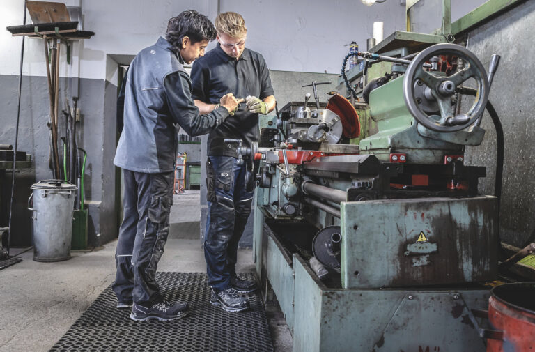 Haix stellt unter anderem für die verarbeitende Industrie, das Bauwesen und Einsatzkräfte Schuhe her. Die meisten Industriekunden sind in kleineren Unternehmen tätig. (Foto: Haix)