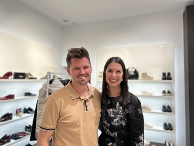 Lieber ein Glas Prosecco als Rabattschlachten: Christoph und Julia Perktold legen Wert auf Service und ein tiefes Sortiment. (Foto: Redaktion)