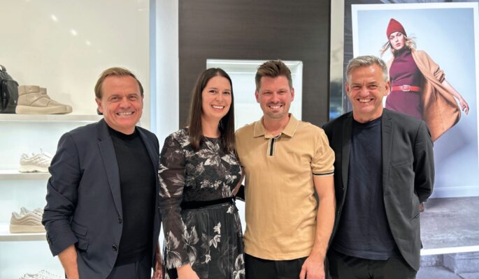 (v.l.) Högl-Geschäftsführer Gerhard Bachmaier, das Händler-Ehepaar Julia und Christoph Perktold und Walter Breuer, Global Sales Director bei Högl (Foto: Redaktion)
