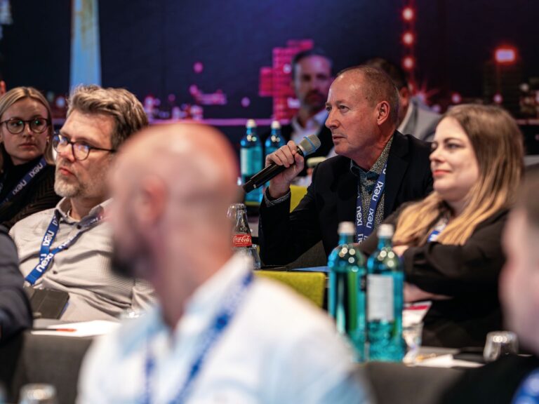 Im Anschluss an die Bühnentalks wurden offene Fragerunden eingeleitet. Ergänzt wurde das Programm um Networking-Segmente und Informationsangebote von Dienstleistern. (Foto: EHI)