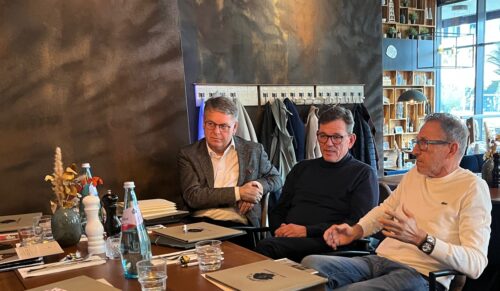Manfred Junkert, Arnd Hinrich Kappe und Carl-August Seibel stellten das Konzept im Lokal Heimathafen in Offenbach vor. (Foto: Redaktion)