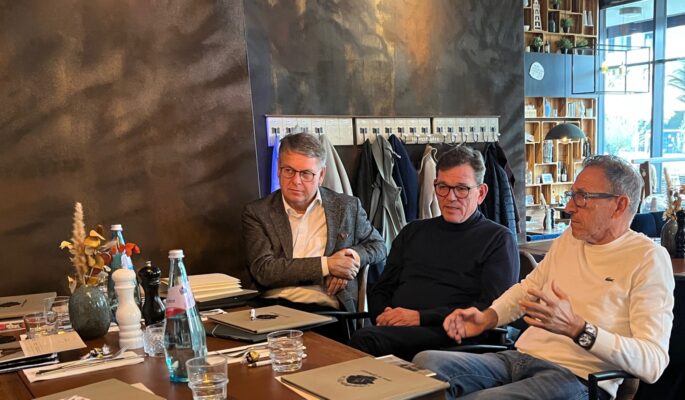 Manfred Junkert, Arnd Hinrich Kappe und Carl-August Seibel stellten das Konzept im Lokal Heimathafen in Offenbach vor. (Foto: Redaktion)