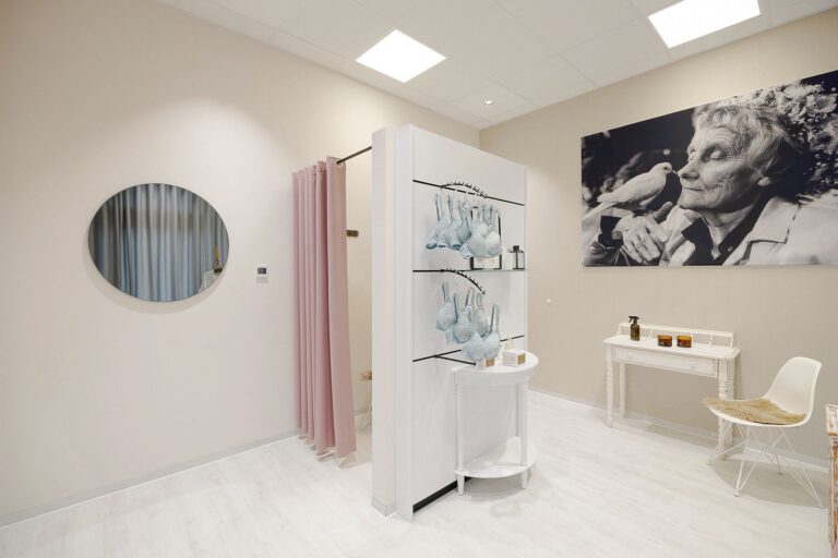 Gemütlich und einladend: die Kabinen im Skandi-Style. Die Kabine für die Brustprothesen-Beratung ist mit einer weiteren Indoor-Kabine ausgestattet. (Foto: Hellbach)
