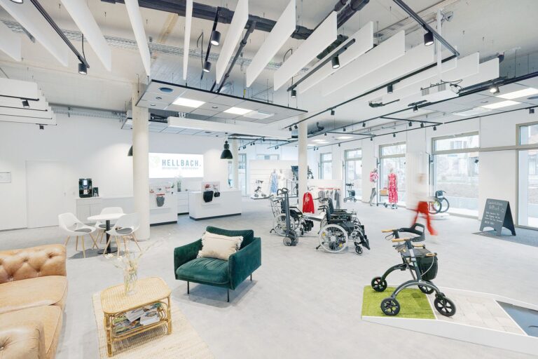 Im großzügigen Reha-Showroom können Mobilitätshilfsmittel ausprobiert sowie Betten und Badezimmer-Hilfen verglichen und ausgewählt werden. (Foto: Parkraum)