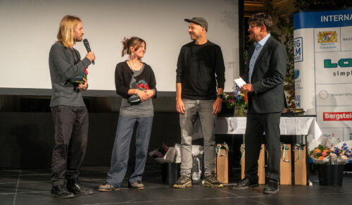 (v.l.n.r.) Festivalleiter Tom Dauer und Lowa-Marketingleiter Ulf Michels übergeben den Preis an Hanna Schneider und Paul Schweller. (Foto: Lowa)