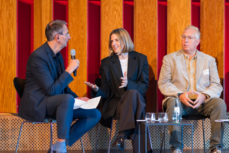 BTE-Geschäftsführer Axel Augustin im Gespräch mit Josefine Jost (Jost Bags) und Sönke Padberg (BTE). (Foto: BTE)