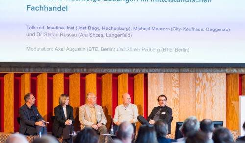 (v.l.) BTE-Geschäftsführer Axel Augustin im Gespräch mit Josefine Jost (Jost Bags), Sönke Padberg (BTE),
Michael Meurers (City-Kaufhaus Gaggenau) und Dr. Stefan Rassau (Ara Shoes GmbH) (Foto: BTE) 