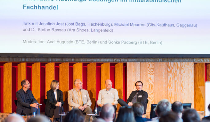 (v.l.) BTE-Geschäftsführer Axel Augustin im Gespräch mit Josefine Jost (Jost Bags), Sönke Padberg (BTE),
Michael Meurers (City-Kaufhaus Gaggenau) und Dr. Stefan Rassau (Ara Shoes GmbH) (Foto: BTE) 
