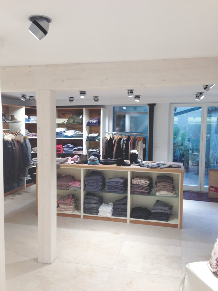 Das kleine Feine in Villingen-Schwenningen führt exklusive Mode und Schuhe. (Foto: Das kleine Feine)
