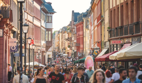 Shopping in der Hauptstraße, eine der längsten Fußgängerzonen Deutschlands