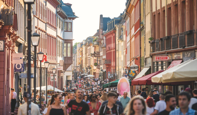 Shopping in der Hauptstraße (Foto: Tobias Schwerdt)