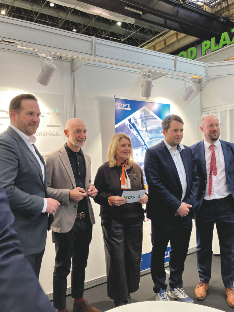 Am PFI-Stand diskutierten Daniel Feische, Michael Tackenberg, Dr. Claudia Schulz, Michael Huth und Torben Schütz (v.l.n.r.) über die Bedeutung des 
Sicherheitsschuhsegments. (Foto: Redaktion)
